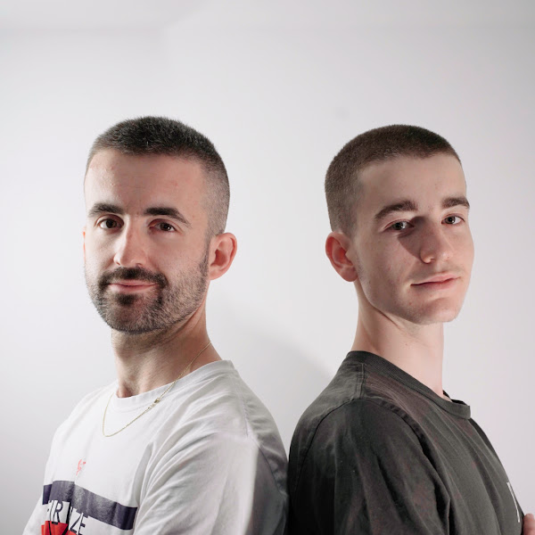 Les fondateurs de Savoir-Frères collaborant sur une stratégie
